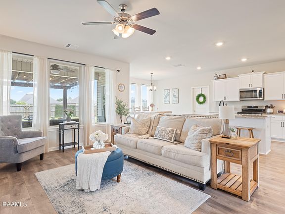 5th image of 107 Rue Chateau Royal Dr