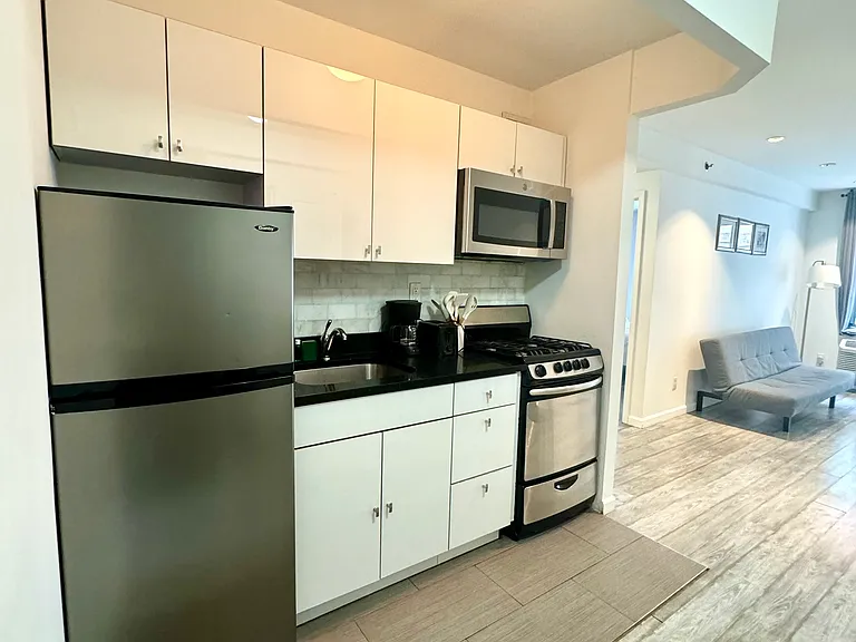 521 W 48th St #2E — Photo 5