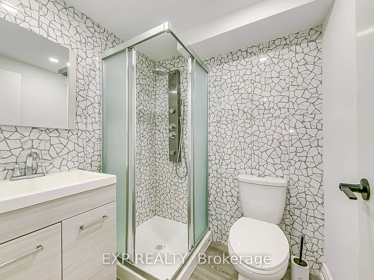 322 Mary St — Photo 45