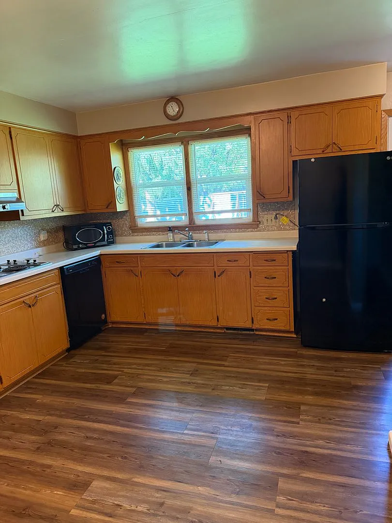 4 Bedroom House in North St. Cloud — Photo 2