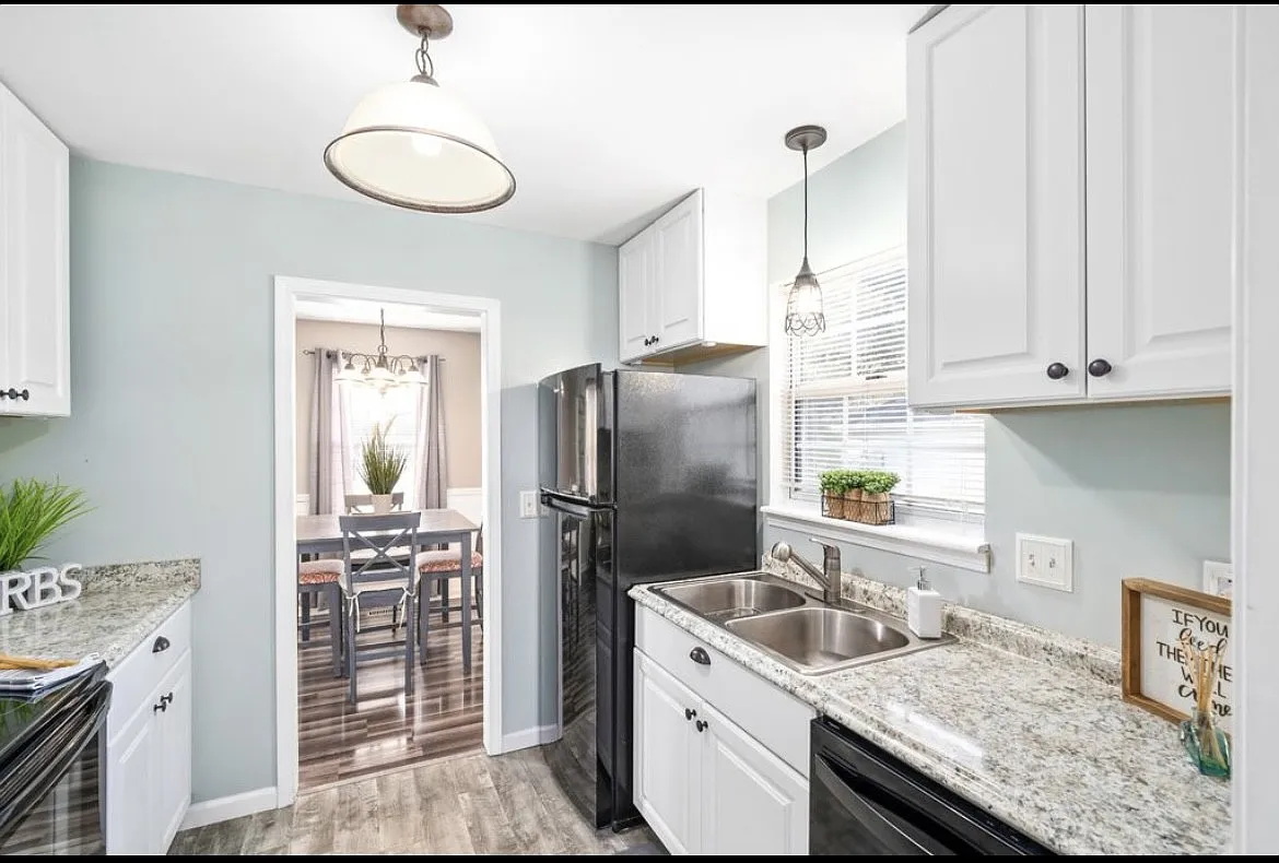 3 bed, 1.5 bath, 1076 sqft, $1,450 — Photo 3
