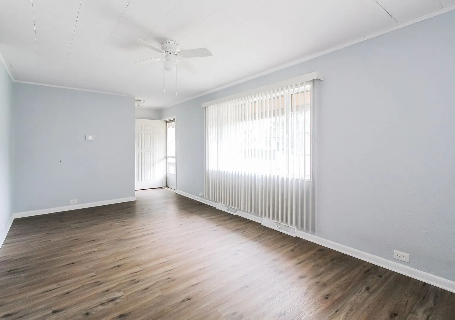 Spacious 3 Bedroom 2 Bath Harwood Heights Home for Lease — Photo 4