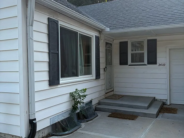 2410 Jefferson St — Photo 2