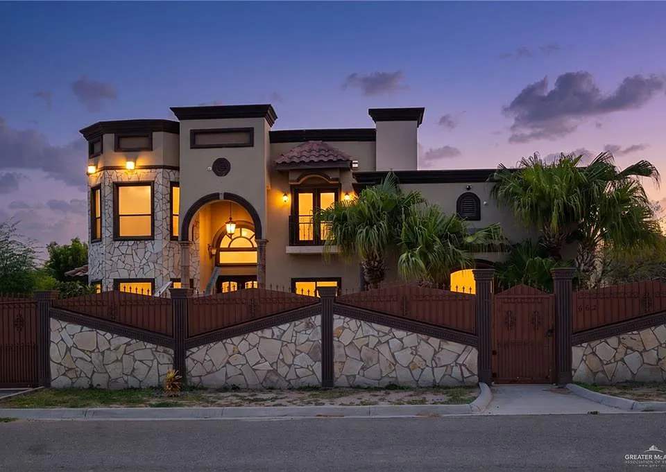 682 Alto Bonito St