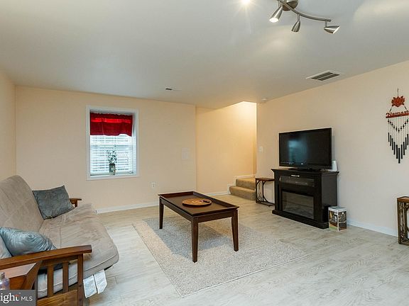 3rd image of 811 Madison Ct