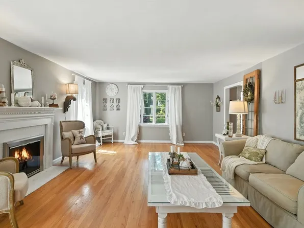 35 Plymouth Rd, Longmeadow, MA 01106