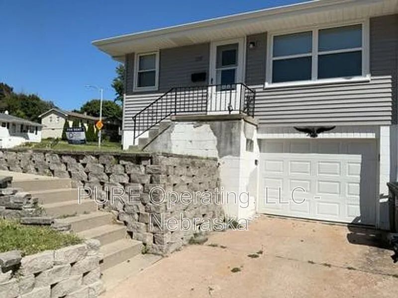 2 bed, 1.0 bath, 1000 sqft, $1,300 — Photo 2