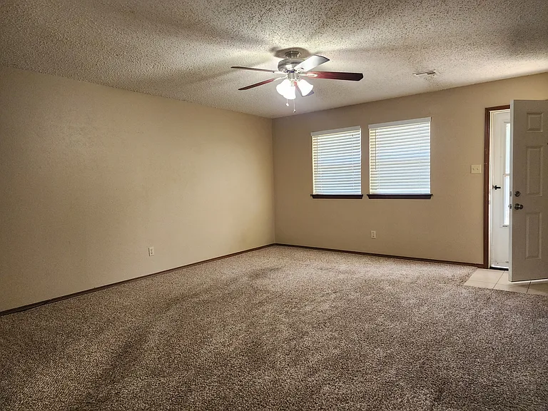 7938 NW Crossland Cir — Photo 4