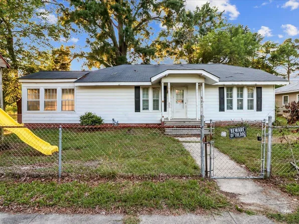 212 S 6th St, Smithfield, NC 27577