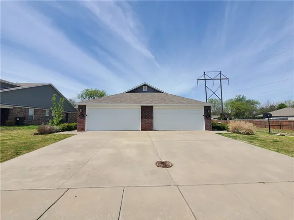 243 & 245 N Broadway Dr, Farmington, AR 72730