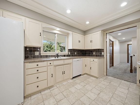 2nd image of 121 Hillcrest Dr