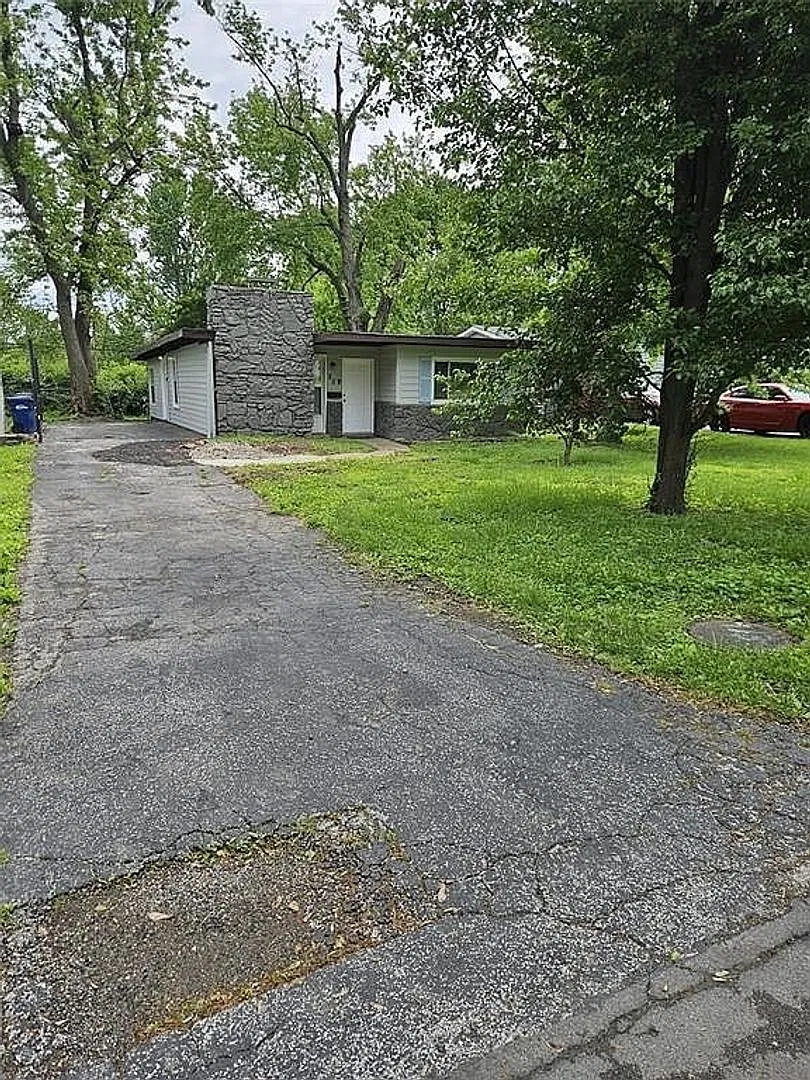 Newly Remodeled 3 Beds 1 Bath — Photo 2