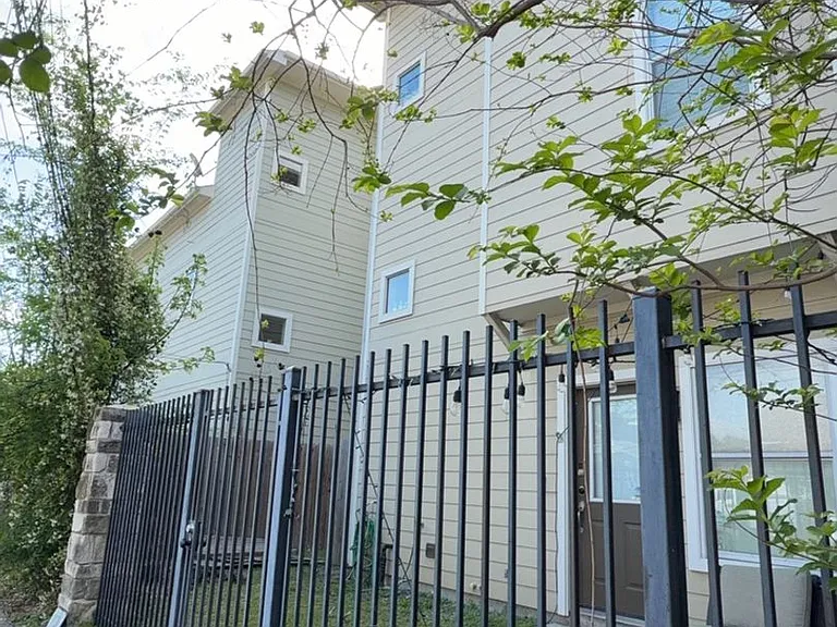 1828 Fletcher St — Photo 3