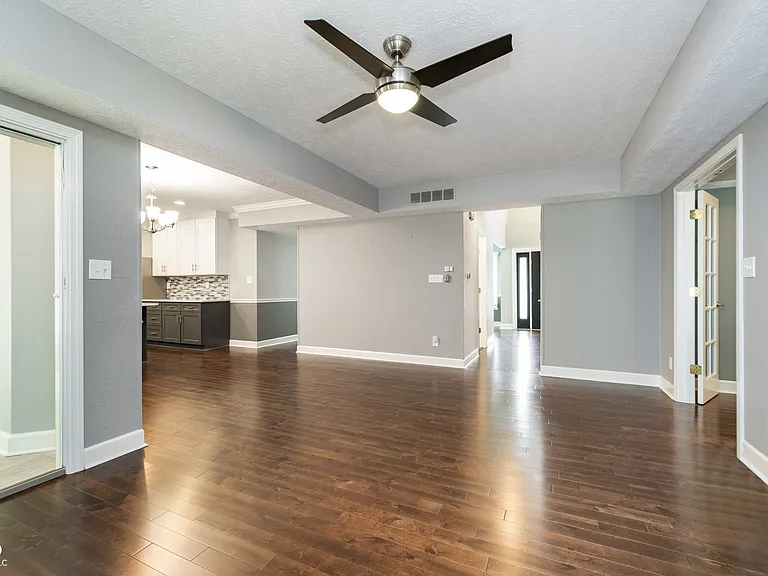 13738 Roswell Dr — Photo 8