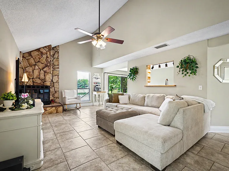 4487 Carolyn Cove Ln S — Photo 15