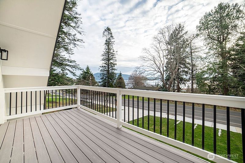 4th image of 2550 Mackenzie Road