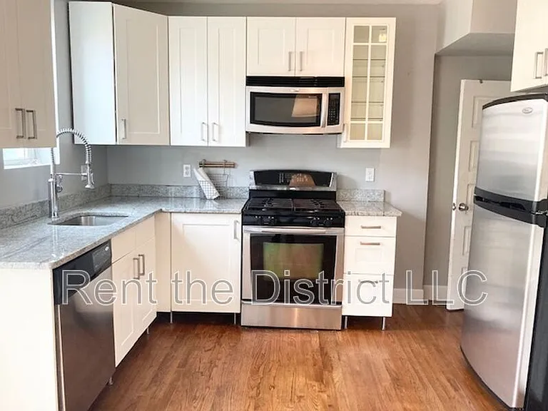624 Orleans Pl NE — Photo 2