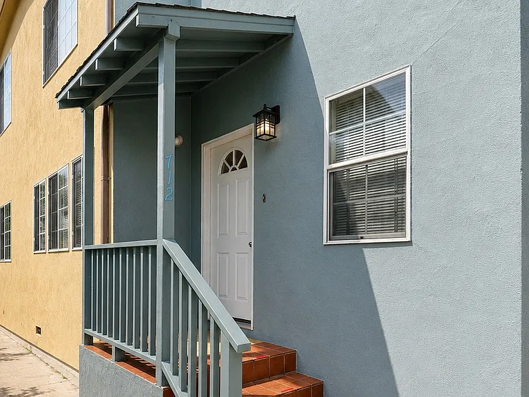 712 Prospect Row — Photo 1