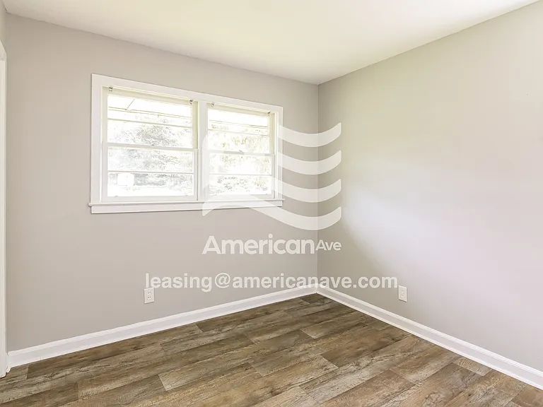 1072886_012_bedroom_12.jpg