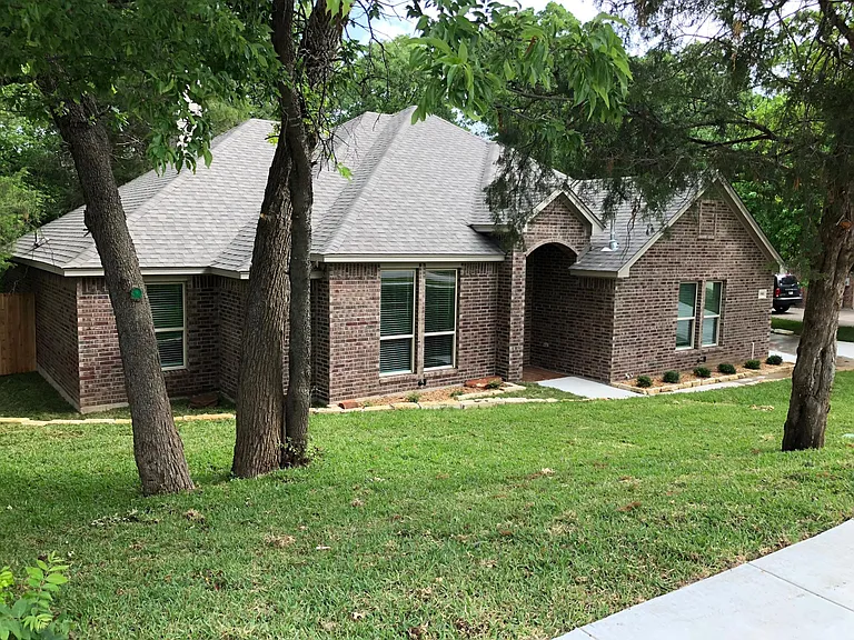 1901 Clear Creek Dr — Photo 2