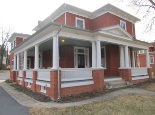 1048 W Beverley St, Staunton, VA 24401