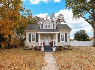 46 Pine St, Islip, NY 11751