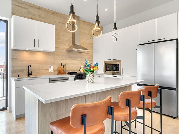 3rd image of 2135 W Cermak Rd #Penthouse 4n