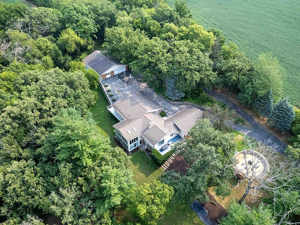 1st image of 916 W Town Line Rd
