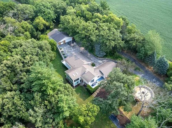 916 W Town Line Rd, Leaf River, IL 61047