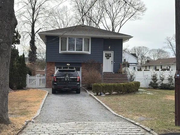 149 Summit Dr, Nesconset, NY 11767