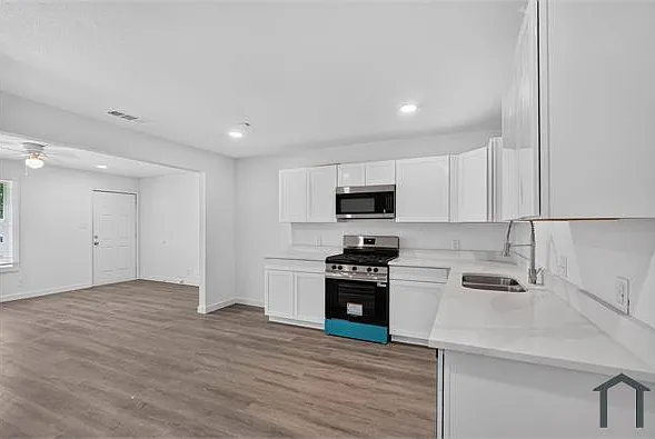 541 NW King St — Photo 9