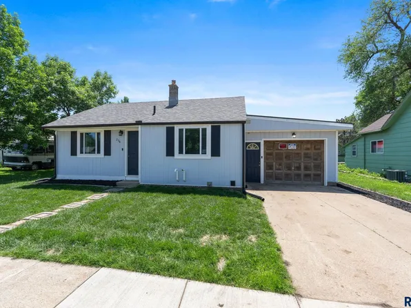 276 E 3rd St, Parker, SD 57053