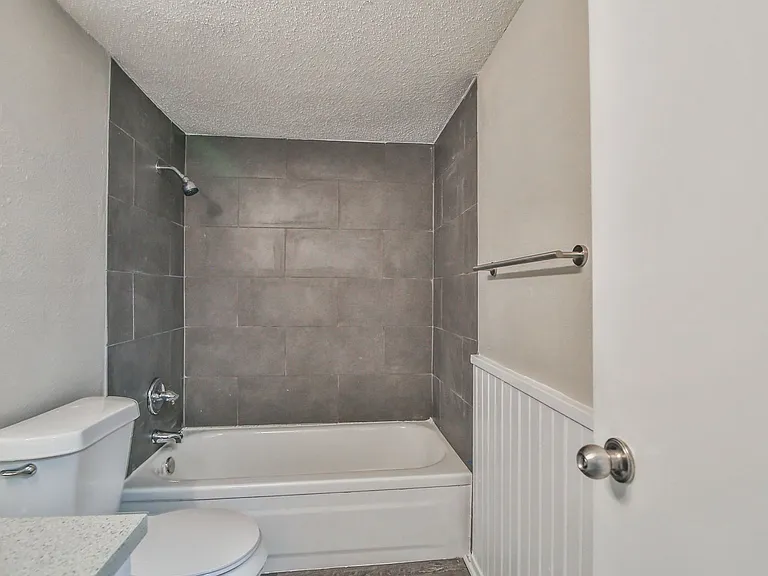 2400 44th St — Photo 94