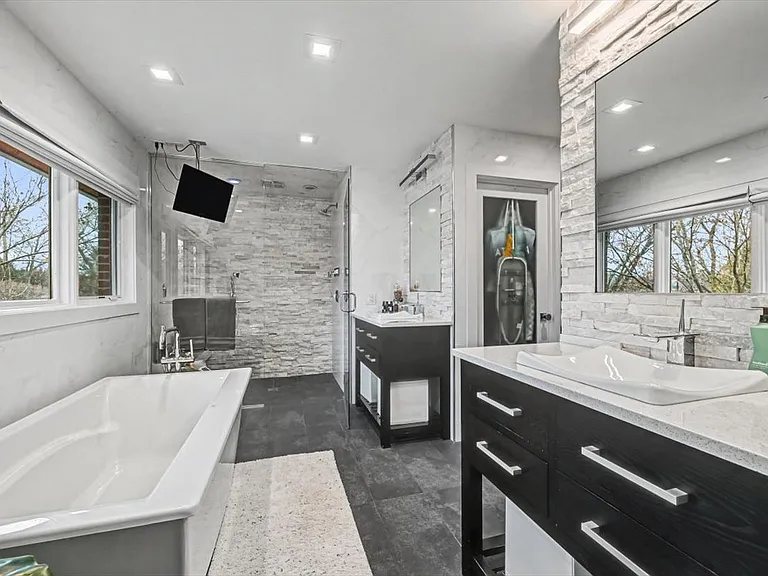 2076 Valley Lo Ln — Photo 20