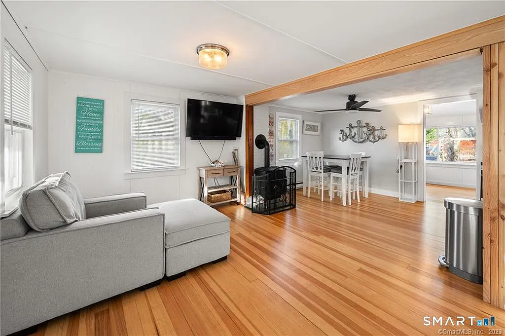 3 bed, 1.0 bath, 1008 sqft, $2,500 — Photo 3