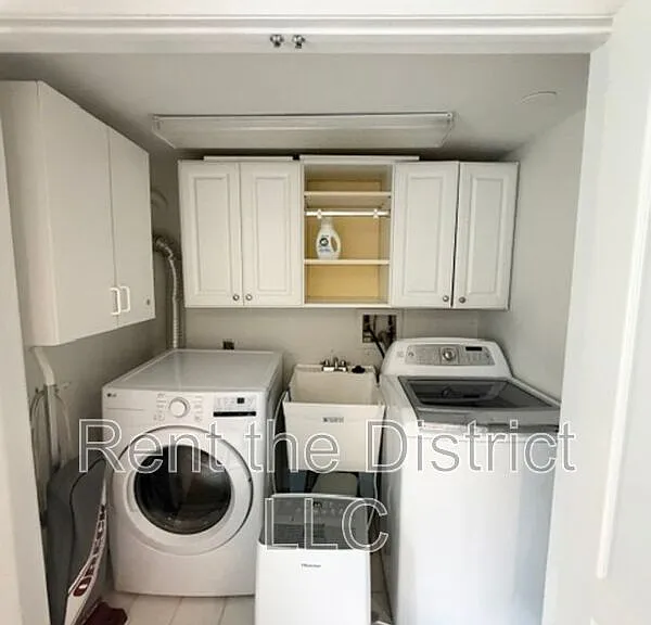 1910 D St NE — Photo 16