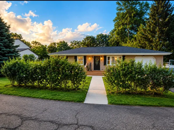 42 N Bridge Dr, Albany, NY 12203