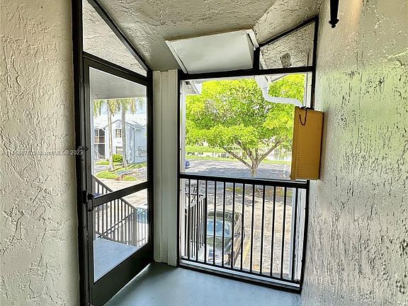 4th image of 905 N Franklin Ave #905D