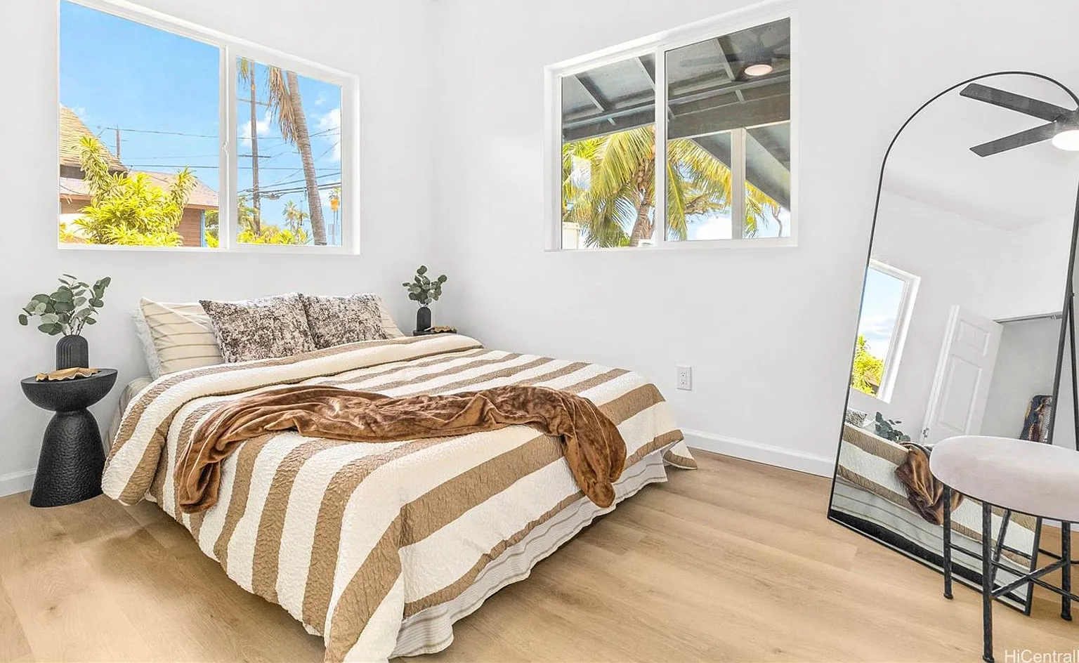 Renovated Coastal Home Across from the Beach Maili, Oahu — Photo 3