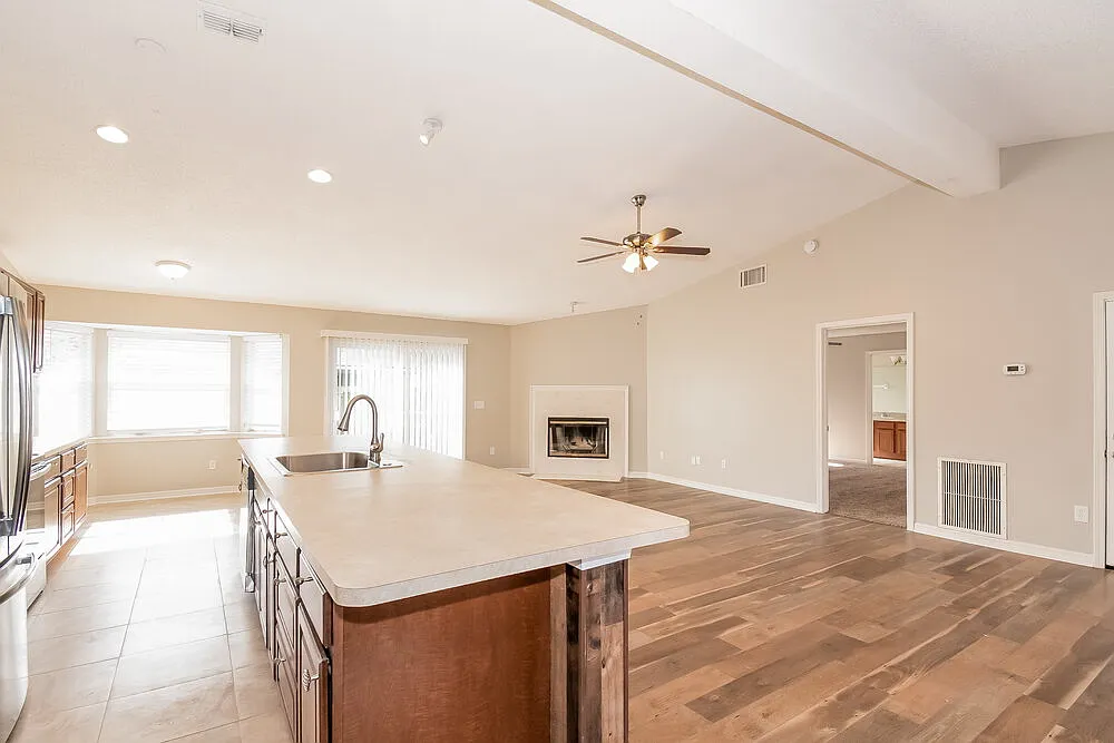 3 bed, 2.0 bath, 1605 sqft, $1,945 — Photo 2