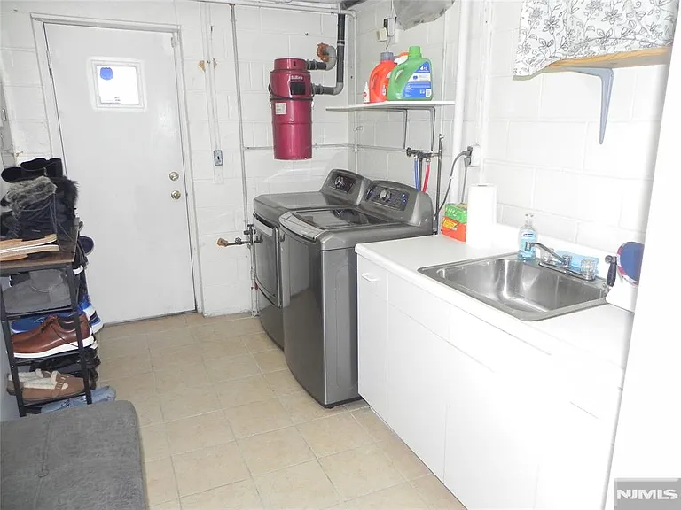 453 Liberty St #11 — Photo 8