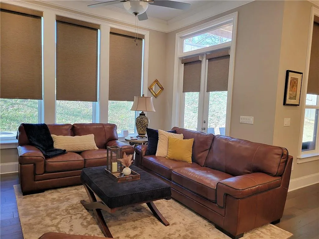 3 bed, 2.5 bath, 2054 sqft, $3,000 — Photo 2