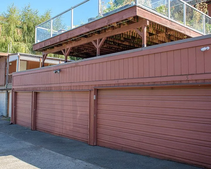 2707 Franklin Ave E — Photo 38