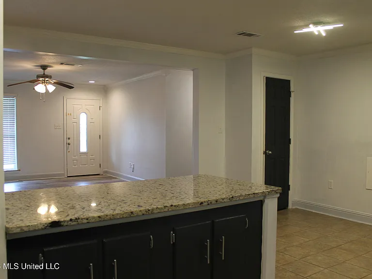 218 Alverado Dr — Photo 4