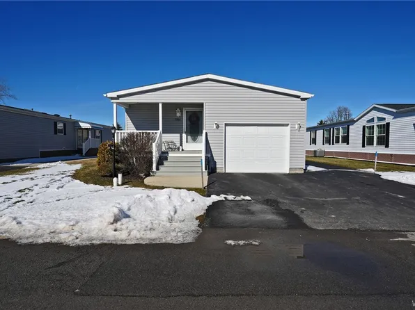 9766 Sandringham Dr, Clarence, NY 14031