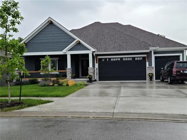 11319 S Montclaire Dr, Olathe, KS 66061