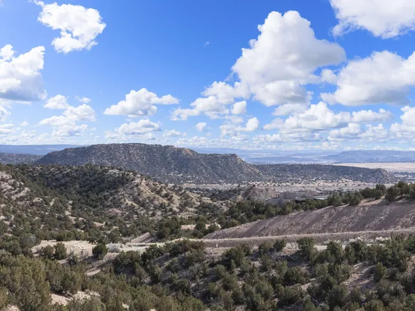 5 Del Charro Rd #B, Lamy, NM 87540