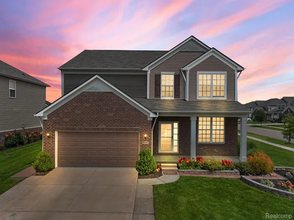 29996 Macintosh Ln, New Hudson, MI 48165