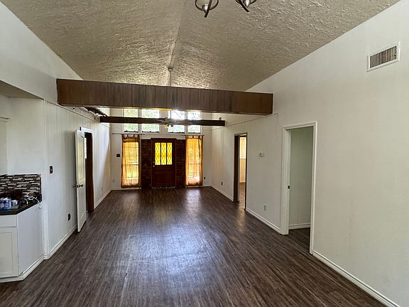 Great room facing front door entarnce
