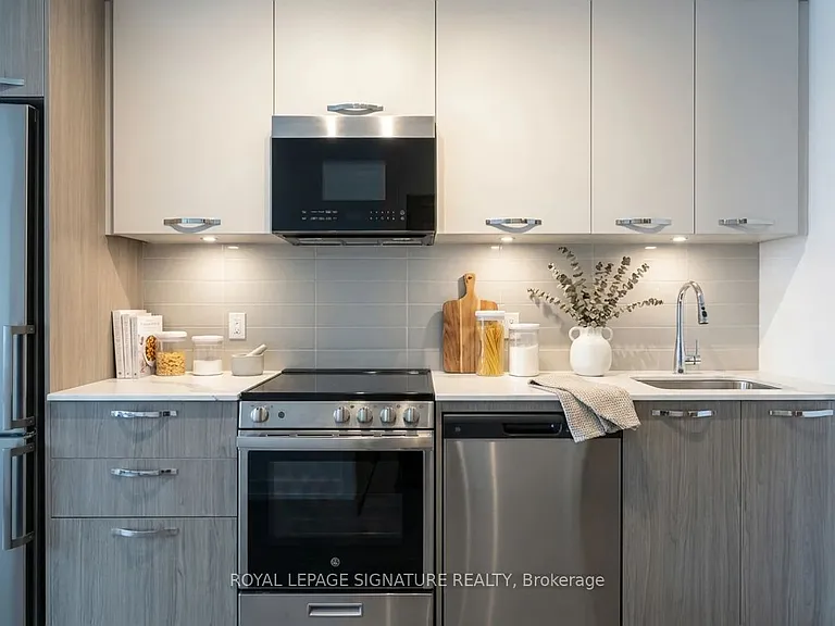 75 James St S #1421 — Photo 2
